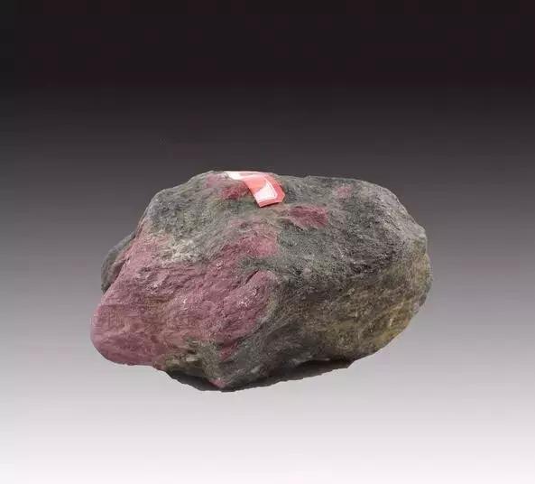 见惯了宝玉石，它的原石长啥样？有些毫不起眼，捡到千万别丢……