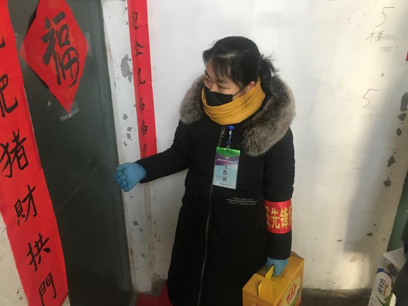 党旗飘扬践初心防疫一线担使命,让党旗飘扬在防疫一线