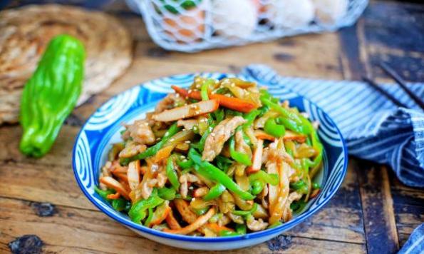 怎样炒出的肉才不会柴又嫩又滑,炒肉的小窍门照着做绝对不翻车