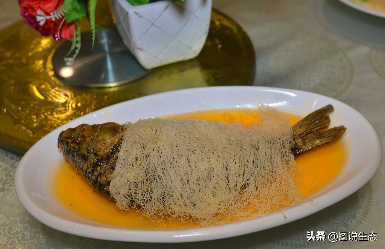 华灯初上，开封香飘夜空，叫卖声、欢笑声构成夜市版的清明上河图