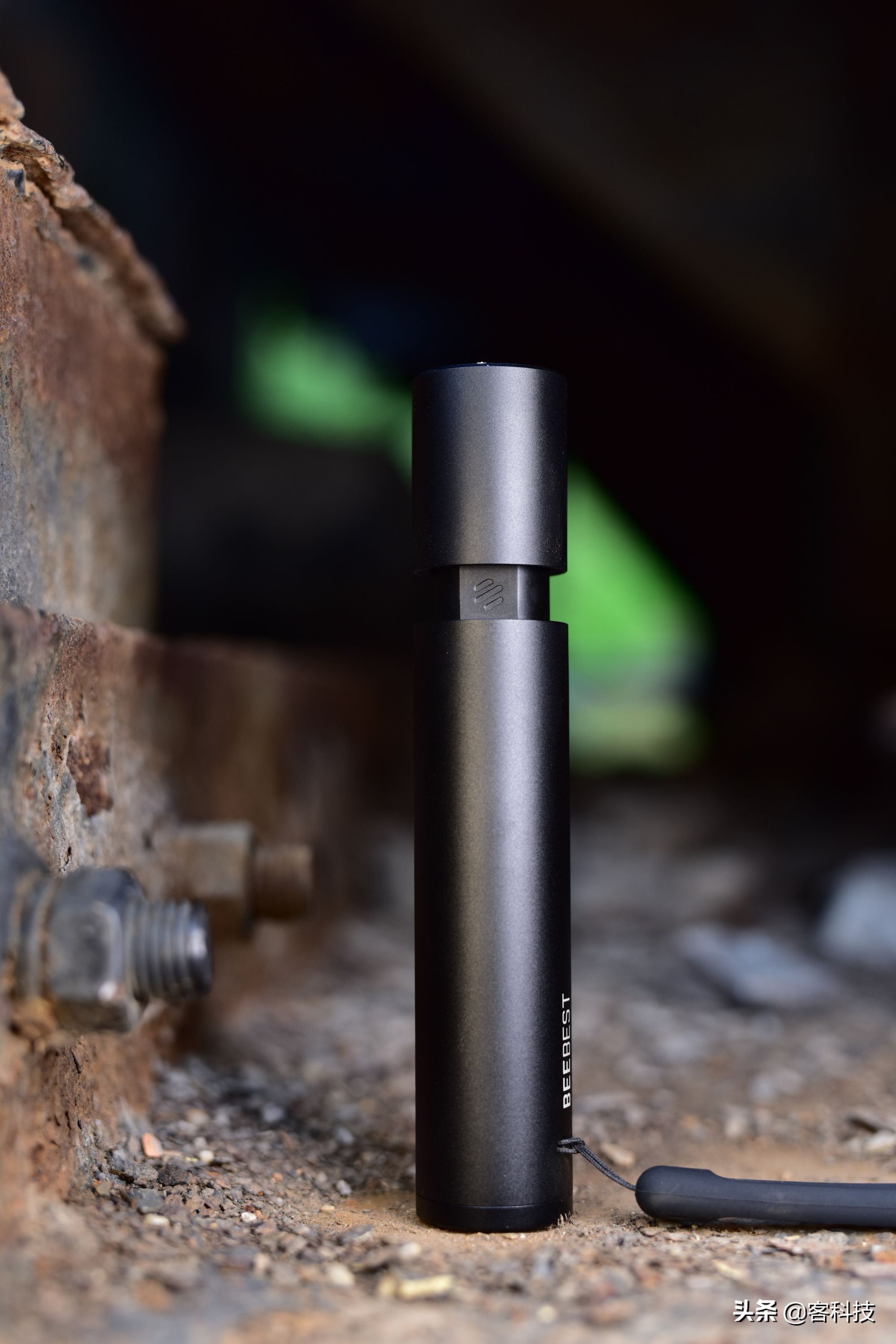 极蜂强光手电使用视频,超强光手电射程一万米推荐