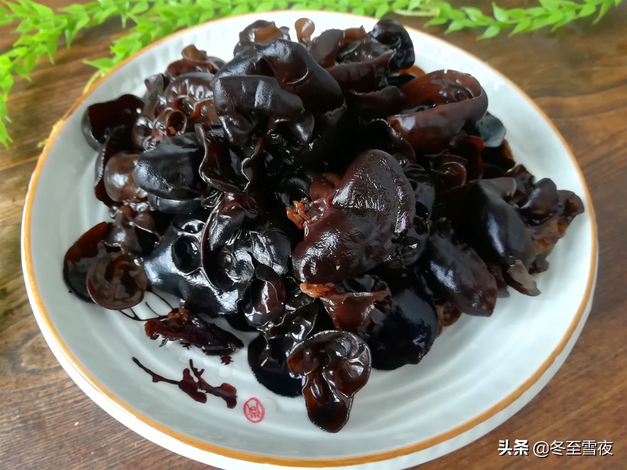 泡发干木耳用冷水还是热水,泡发干木耳用什么方法最好