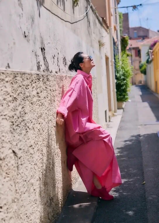 许晴穿着玫红色旅游鞋是啥牌子,许晴黑色长裙搭配图片