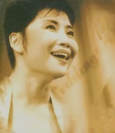 青藏高原的李娜现状如何,李娜出家多年后再唱青藏高原