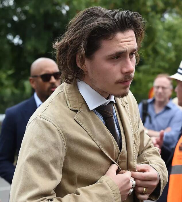 “女儿奴”的首席代言人，穿西装居然配拖鞋？能穿还帅最为致命