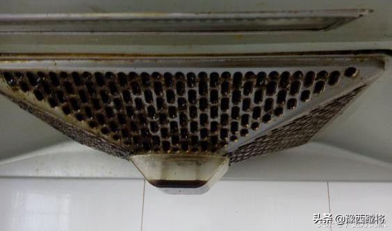 厨房油烟机大清洗，家里婆婆这样弄，几分钟油烟机锃光发亮
