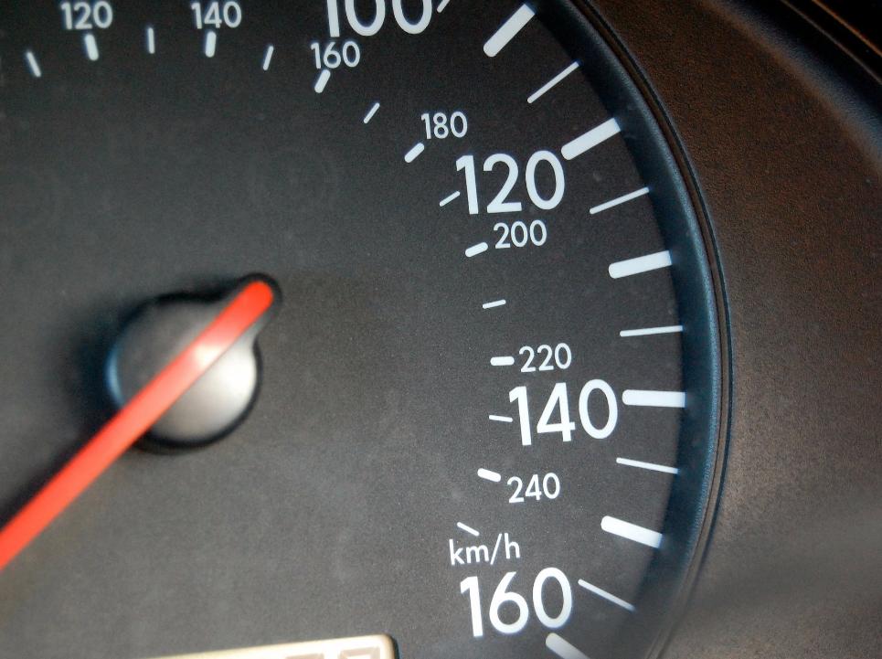 汽车仪表盘的时速和数字不符,为什么仪表盘上车速和档位不匹配