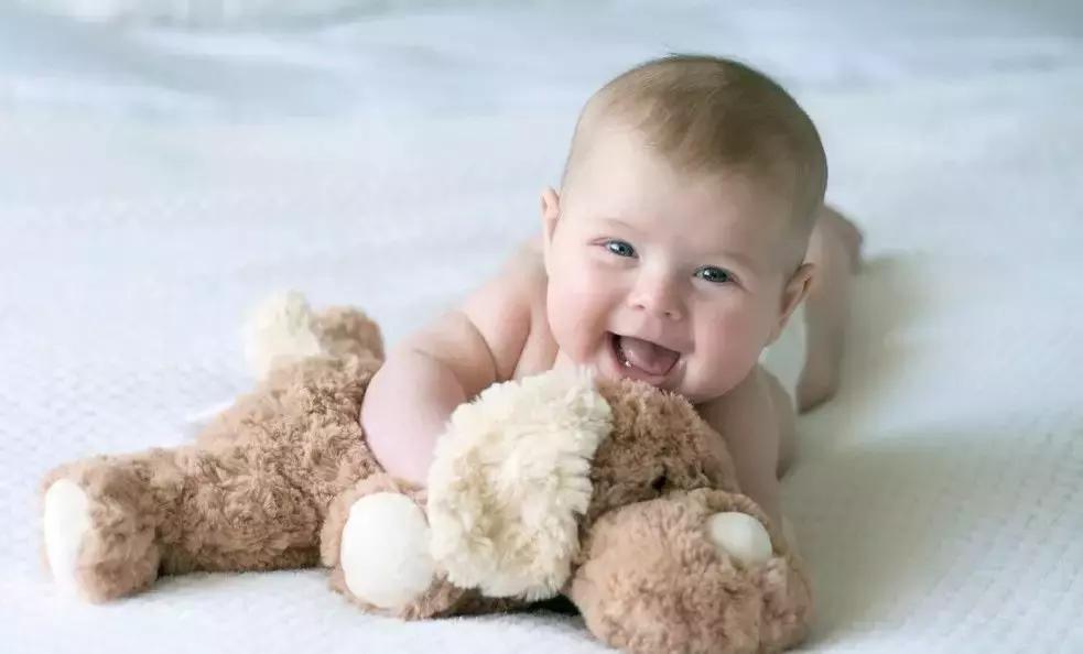 婴儿出生时锁骨骨折自然愈合,刚出生锁骨骨折睡觉姿势