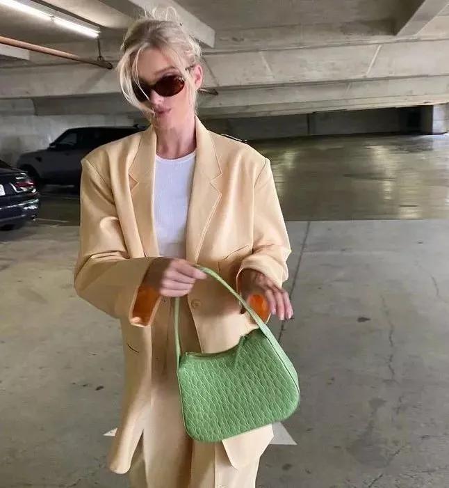 三里屯偶遇大幂幂,杨幂和闺蜜在三里屯逛街遭搭讪