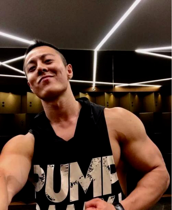 内娱偶像瘦成杆，港台明星却成muscle男，审美差别这么大？