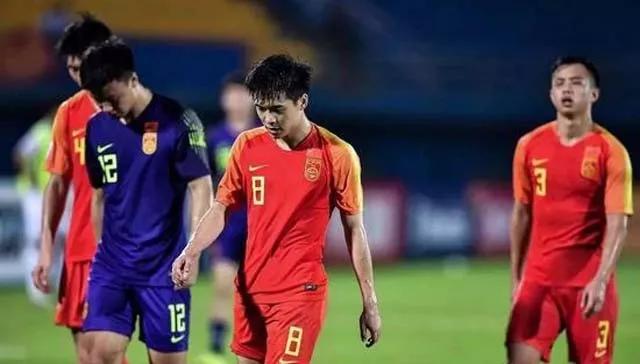 出局还被羞辱！主办方撤掉专用大巴引争议，球迷：还有脸不满？