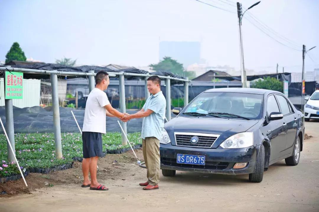 绕地球两圈半,绕地球跑三圈