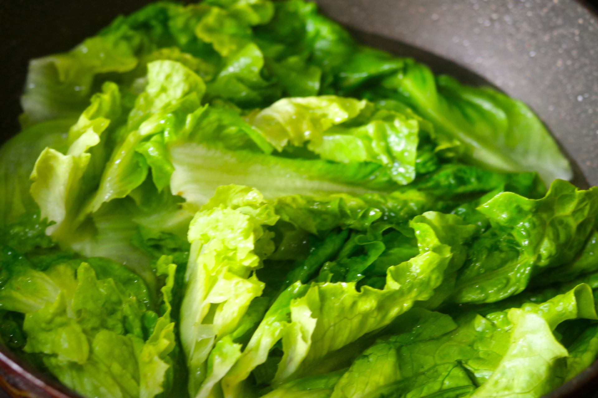 生菜焯水如何避免变褐色,生菜叶子发黑是什么原因造成的