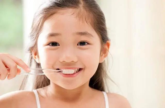 一张嘴就臭是咋回事,刷牙不管用的口臭怎么治