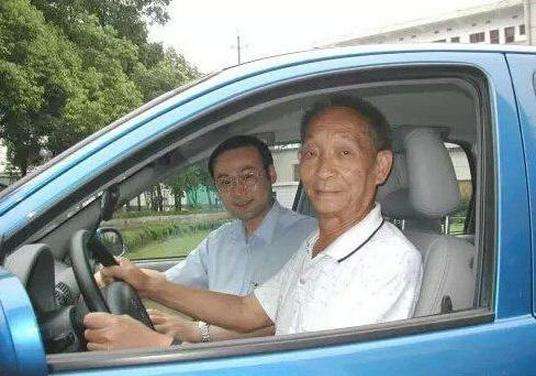 钟南山儿子用爱马仕皮带上热搜：他真的不配用吗?