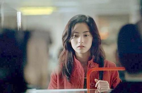 王菲谢霆锋22年前牵手照,王菲谢霆锋时隔23年牵手现身机场