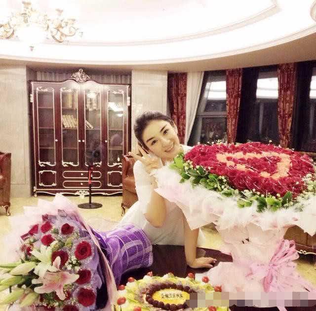 黄奕带女儿游乐场视频,黄奕晒高难度健身美照