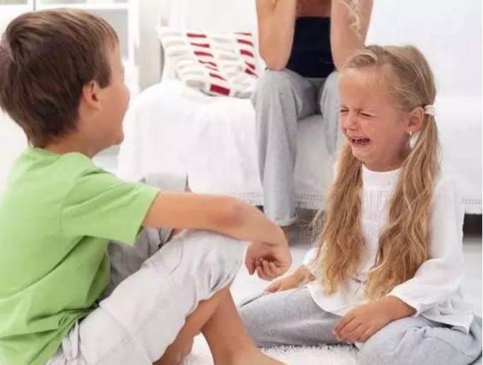 “熊孩子”偷拔陌生人腿毛，俩人对视以后，孩子收手秒怂