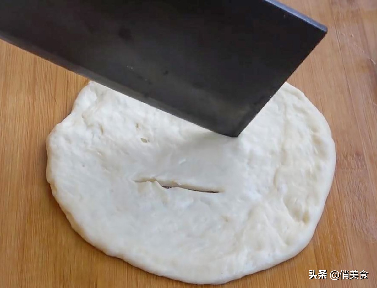 油饼这样做又软又蓬松,和面的比例很关键,放半个月都不会硬
