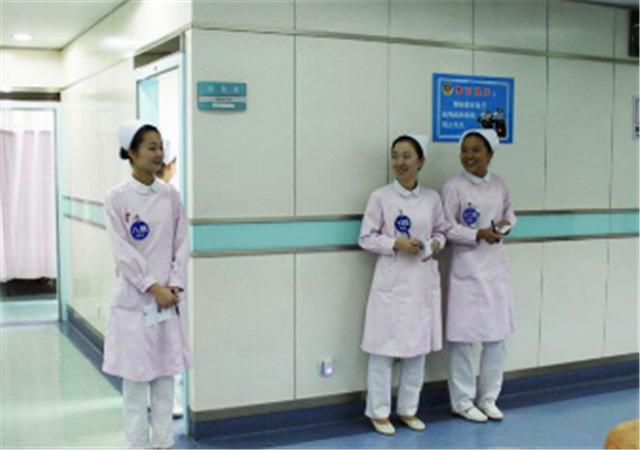 1976年末，*小平邓**秘密住进了*013院医**南楼