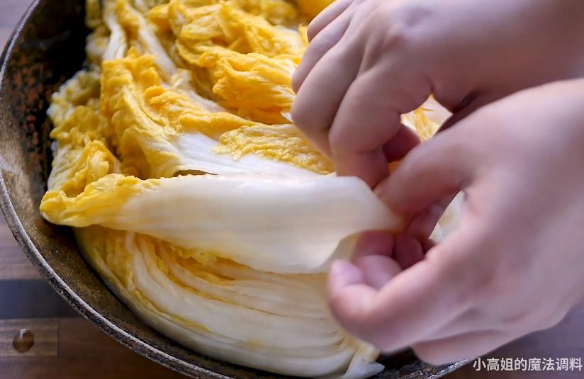 李子柒被韩国网友*攻围**，中国博主联手回击，发布酸菜视频标题显眼