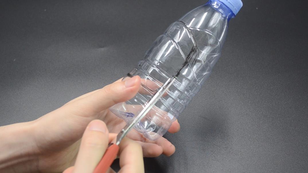 厨房里放个塑料瓶太厉害了，现在知道也为时不晚，尽早叮嘱家里人