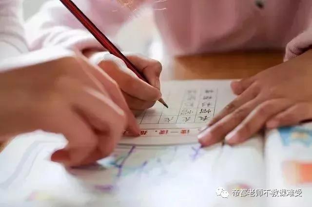当了20多年的体育老师,当了20年的小学老师