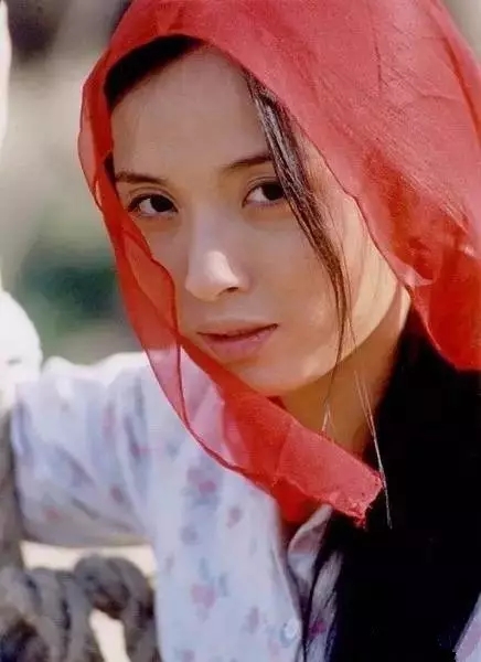 李佳多少岁嫁给靳东的,李佳结过几次婚