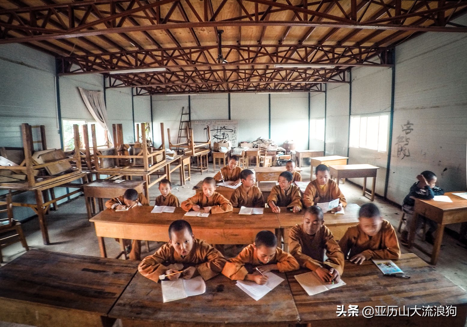 我流浪到中缅边境，发现一座奇特的寺庙，修行的僧人竟都是孩童