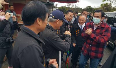 疫情延烧台湾政客最“怕死”,蔡英文见王金平都不敢握手