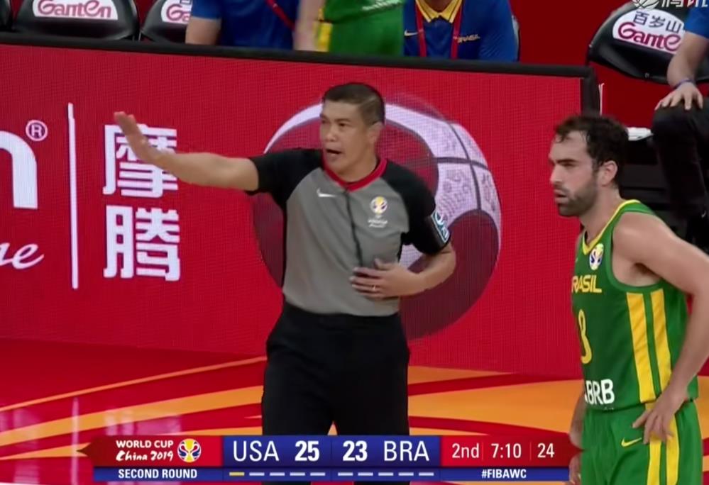 巴西啦啦队舞蹈燃爆全场,巴西闪电登场