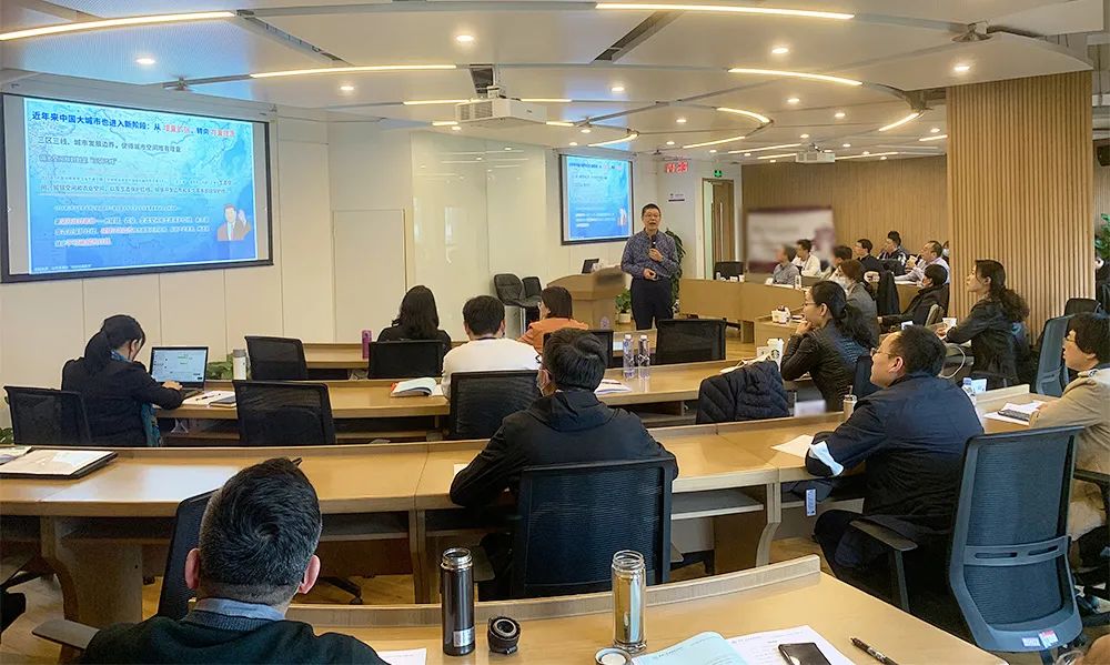 李忠:用钢笔记录粉笔