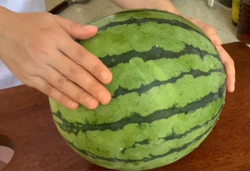 买西瓜时不要敲敲打打,买西瓜时怎么挑到又沙又甜的