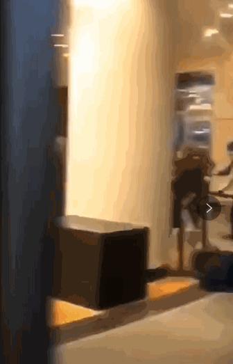 摔倒后仍匍匐前进！中国人海外抢购震惊老外