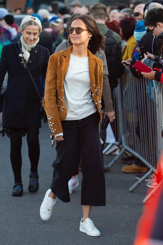 逛街买到的衣服回家就后悔了,女人买了衣服后后悔怎么开导