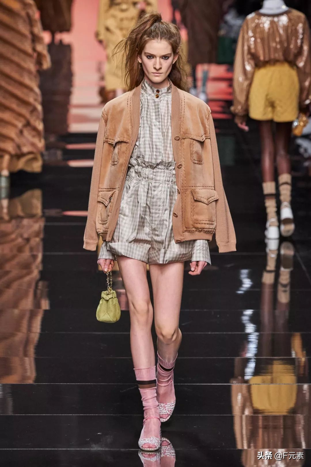 芬迪皮草中古,芬迪皮草经典款式是什么颜色的呢