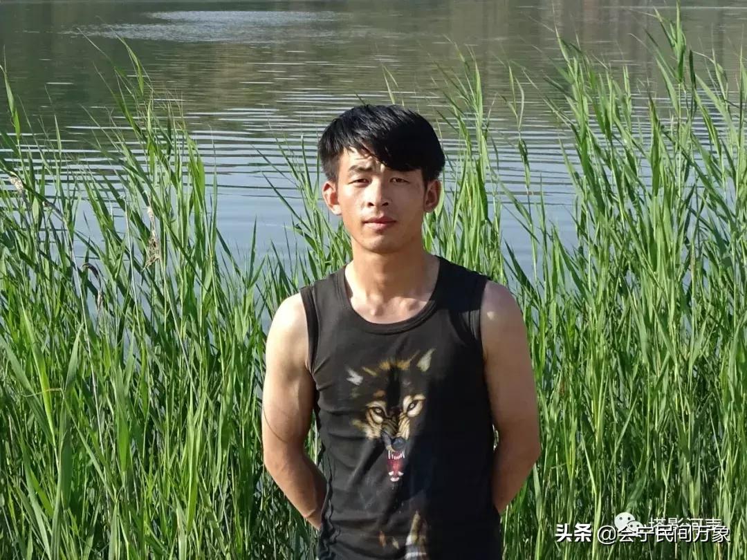 喜见斯人真福气，得和红玉缔良缘