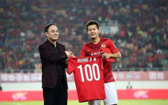 新赛季广州恒大黄博文的去向,恒大黄博文凌空抽射