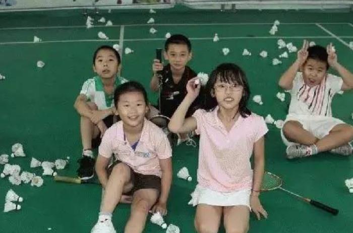 近视戴眼镜注意事项及禁忌,600度近视能戴隐形眼镜打球吗