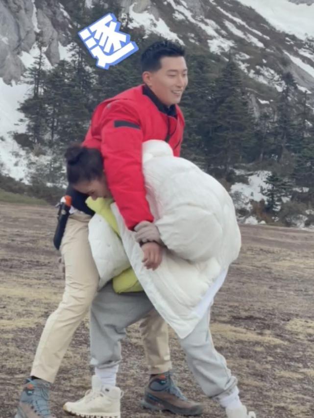 曝何超莲和窦骁,何超莲与窦骁雪山玩摔跤