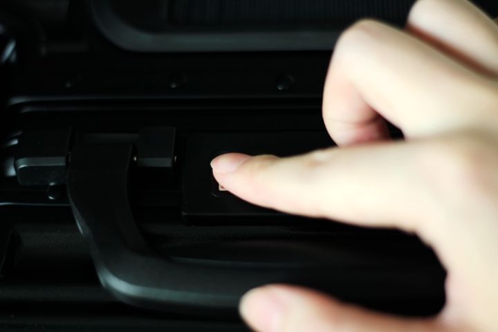 小型轻便指纹锁行李箱,便捷功能行李箱