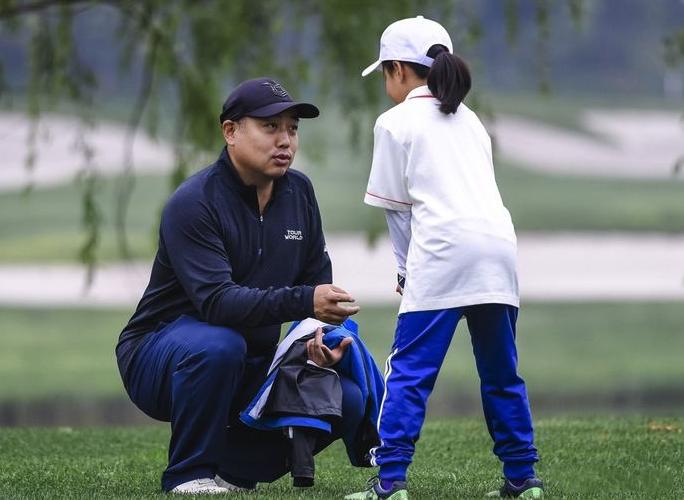 刘国梁爱女首获高尔夫世界冠军,刘国梁陪女儿打高尔夫的历程