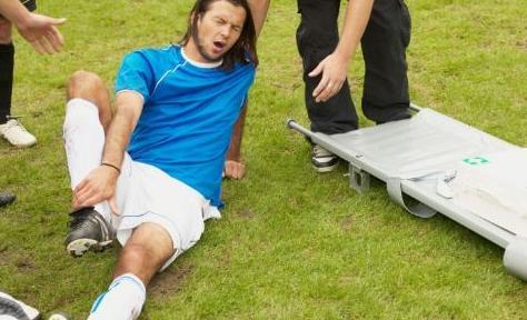 打篮球崴脚脱鞋捏脚,打篮球怎么避免崴脚