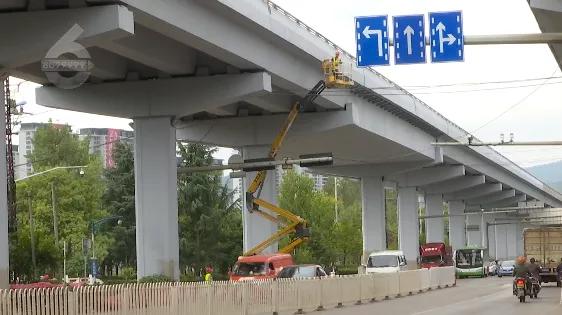 碧鸡路高架桥喷漆让车“穿花衣”？施工方：一周内完成作业，理赔可分标段找负责人