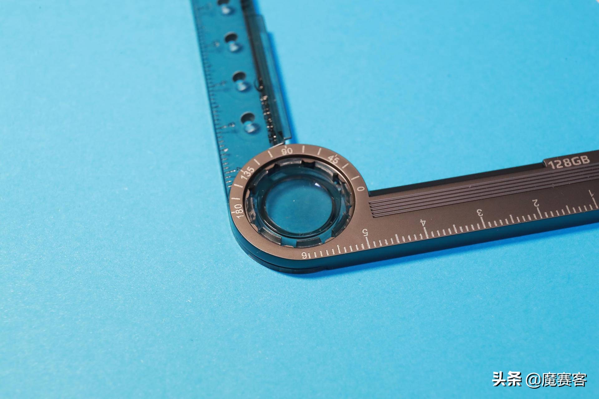 成年人的写字桌,成年人桌面书架