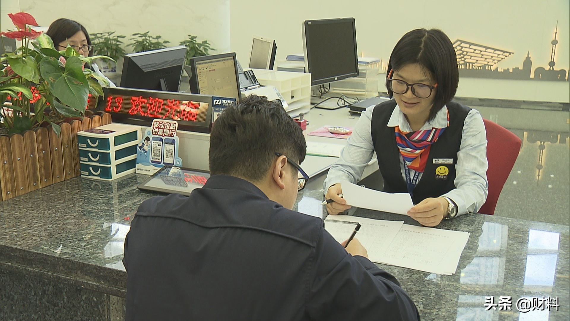 为什么银行的人追着你办信用卡,现在办信用卡送礼物是怎么回事