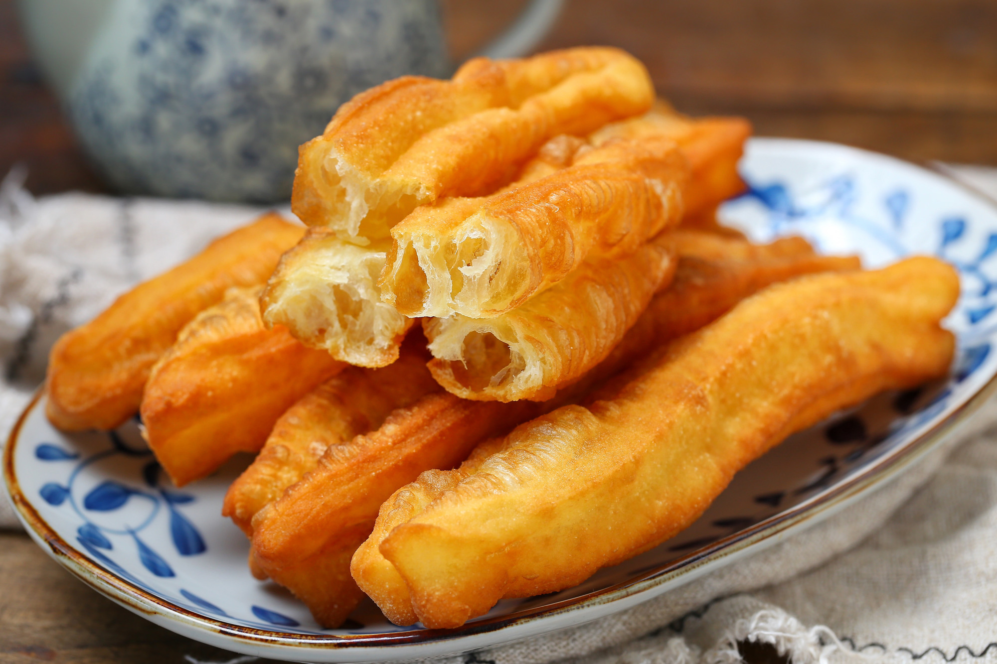 蓬松酥脆大油条的做法,小苏打奶香小油条香酥蓬松的做法