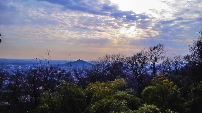 上海西佘山探看天主教堂，这里景色优美，夏季凉爽舒适
