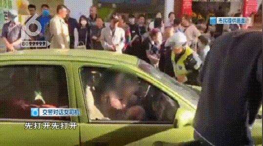 堵瘫这条街一个多小时！女“路霸”车停路中间玩手机，交警敲窗喊话都不好使