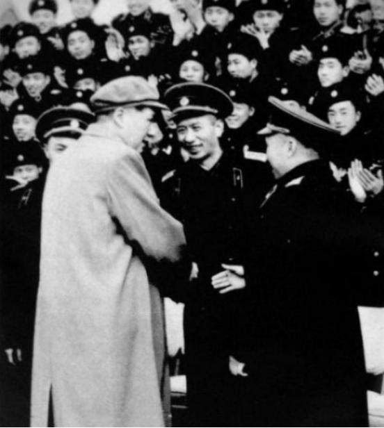 毛主席去青岛视察，顺便去肖劲光家做客：让你夫人做个苦瓜炒鸭子